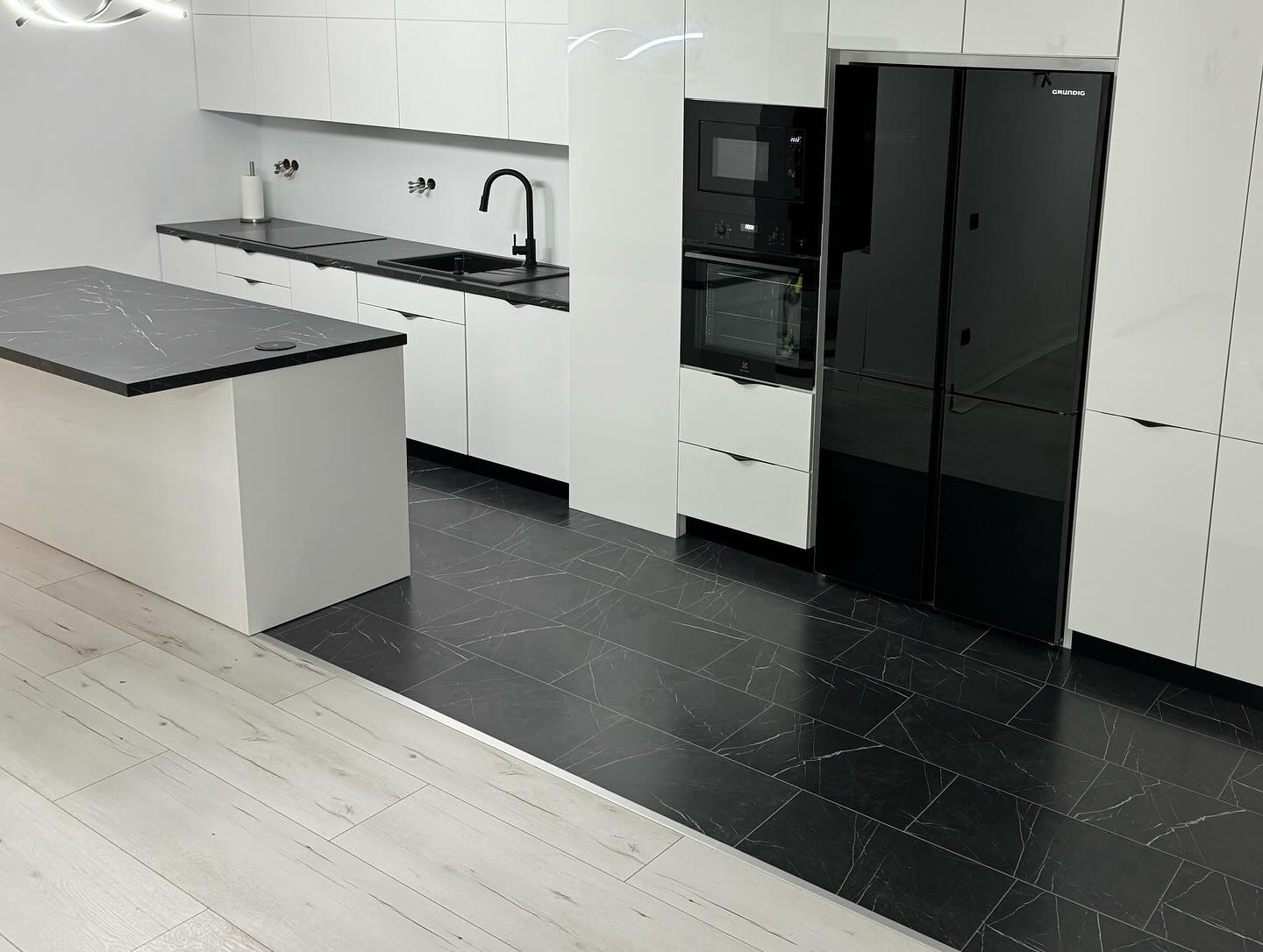 Piękne wnętrze z drzwiami i podłogą Multispan